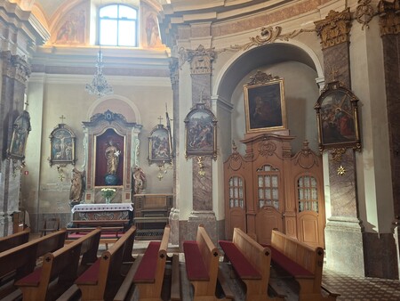 Desni oltar z Brezmadežno  in eno od štirih spovednic